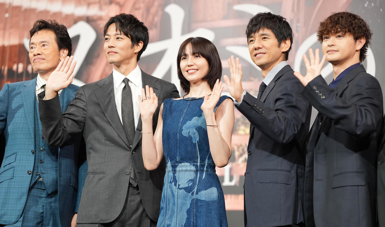「スオミの話をしよう」完成報告会のフォトセッションで手を振る出演者たち。左から遠藤憲一、松坂桃李、長澤まさみ、西島秀俊、瀬戸康史（撮影・鈴木みどり）