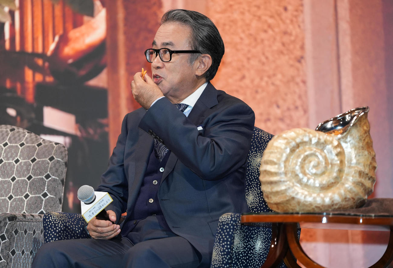 「スオミの話をしよう」完成報告会で柿ピーを食べる三谷幸喜監督（撮影・鈴木みどり）