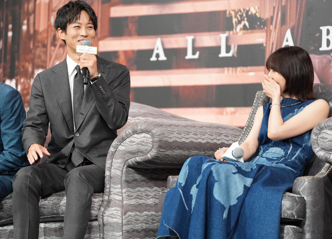 「スオミの話をしよう」完成報告会で笑顔の長澤まさみ（右）と松坂桃李（撮影・鈴木みどり）