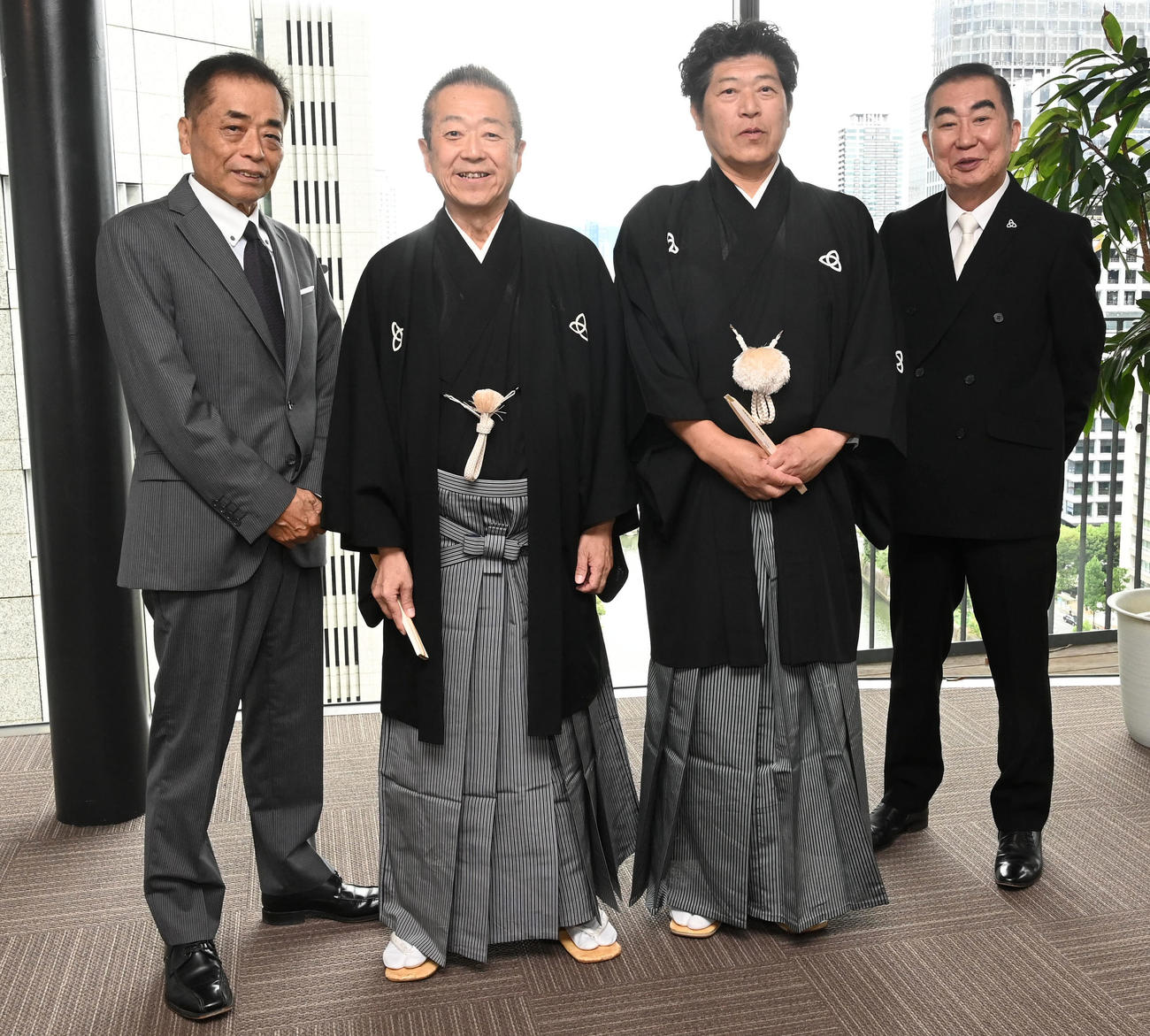 襲名披露あいさつのため日刊スポーツ大阪本社に訪れた、左から桂小文枝、桂梅枝を襲名する桂枝光、桂慶枝を襲名する桂三風、桂文枝（撮影・前岡正明）