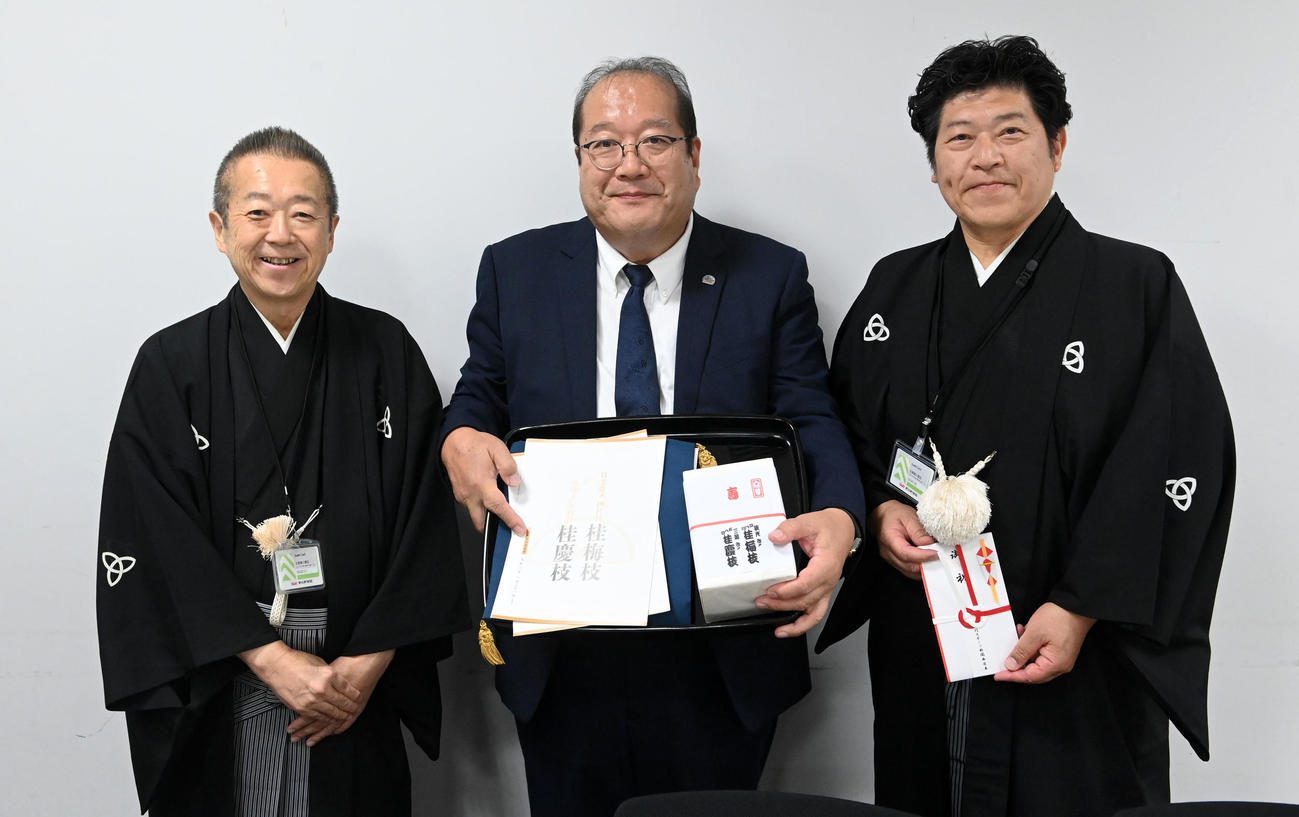 襲名披露あいさつのため日刊スポーツ大阪本社を訪れ、橘尚雄社長本紙社長（中央）と歓談する桂梅枝を襲名する桂枝光（左）、桂慶枝を襲名する桂三風（撮影・前岡正明）