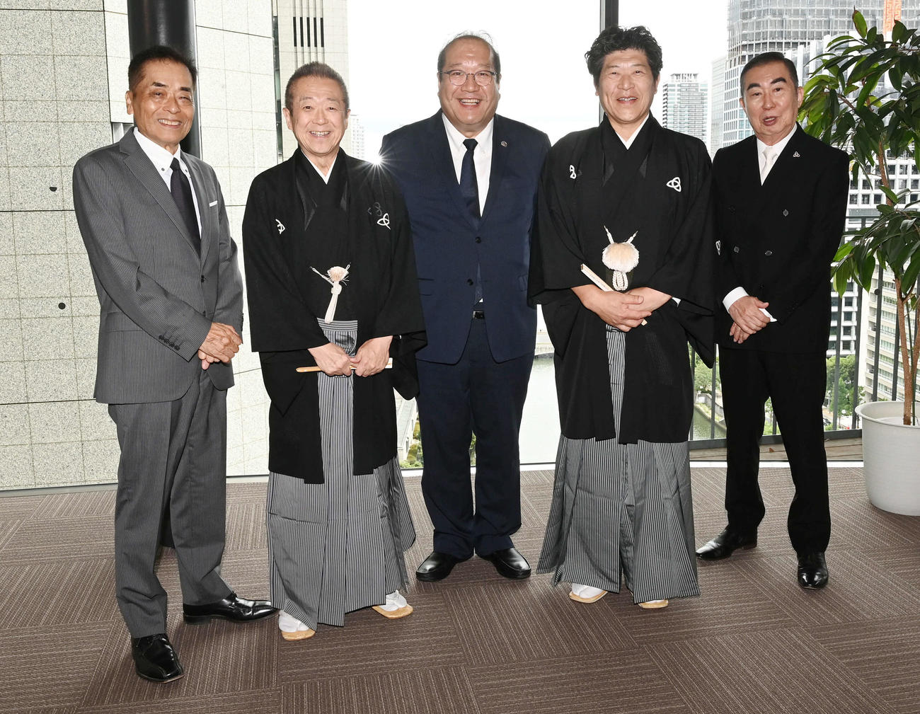 襲名あいさつのため日刊スポーツ新聞西日本を訪れ、橘尚雄社長（中央）と歓談した、左から桂小文枝、桂梅枝を襲名する桂枝光、1人おいて桂慶枝を襲名する桂三風、桂文枝（撮影・前岡正明）