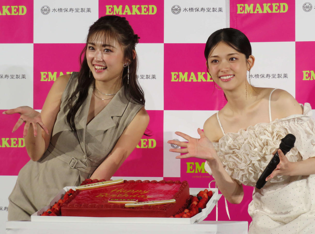 まつげ美容液「EMAKED」の新CM発表会見を行った、ゆうちゃみ（左）と松村沙友理