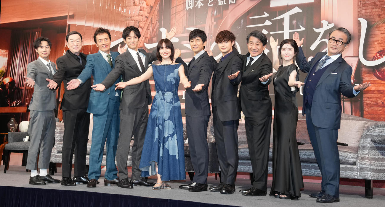 「スオミの話をしよう」完成報告会のフォトセッションに納まる出演者たち。左から戸塚純貴、坂東彌十郎、遠藤憲一、松坂桃李、長澤まさみ、西島秀俊、瀬戸康史、小林隆、宮澤エマ、三谷幸喜監督（撮影・鈴木みどり）