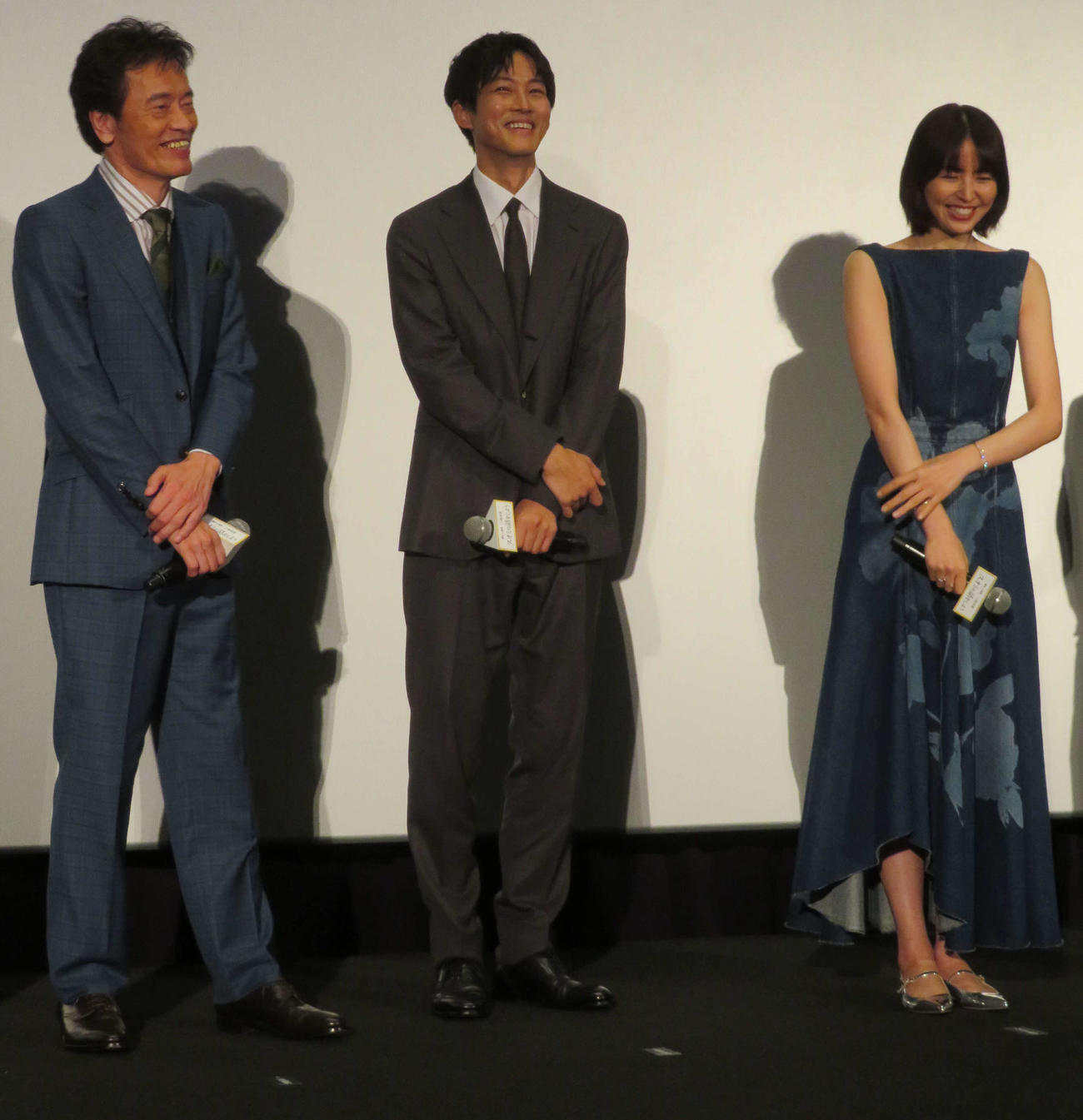 映画「スオミの話をしよう」完成披露試写会でいじりあう、左から遠藤憲一、松坂桃李、長澤まさみ（撮影・村上幸将）
