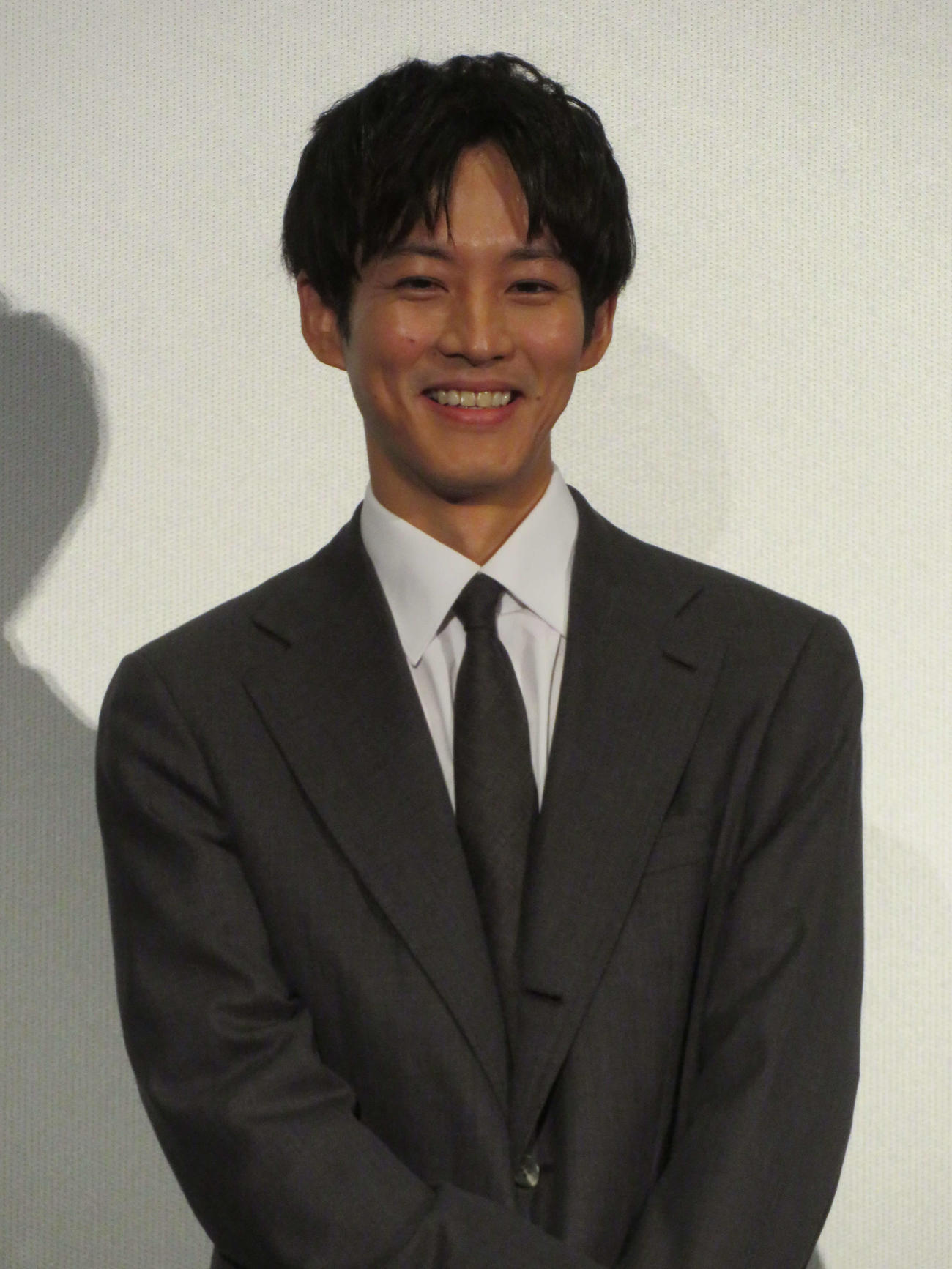映画「スオミの話をしよう」完成披露試写会で笑みを浮かべる松坂桃李（撮影・村上幸将）