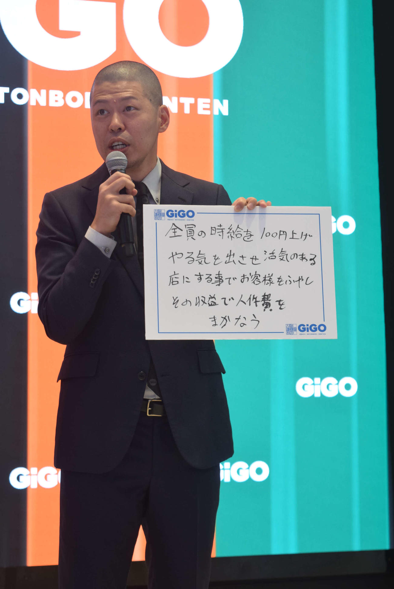 GiGO大阪道頓堀本店開業記者会見に出席した金属バット小林圭輔（撮影・阪口孝志）