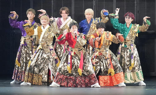 WEST．10周年ドームツアーの東京D初日公演　大合唱やド派手演出「５大ニュース」も発表