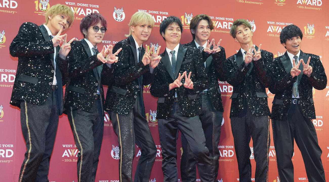 フォトセッションに納まるWEST．。左から中間淳太、神山智洋、藤井流星、重岡大毅、小瀧望、濱田崇裕、桐山照史（撮影・鈴木みどり）
