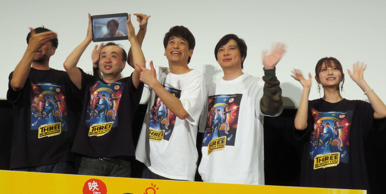 映画「THE3名様Ω～これってフツーに事件じゃね！？～」の公開初日舞台あいさつを行った、左から森谷雄監督、小林大介（リモート参加の岡田義徳）佐藤隆太、塚本高史、桃月なしこ