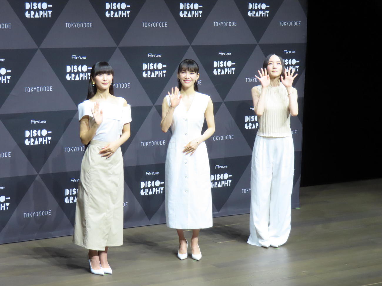 25周年の展覧会を行うPerfume。左からかしゆか、あ～ちゃん、のっち