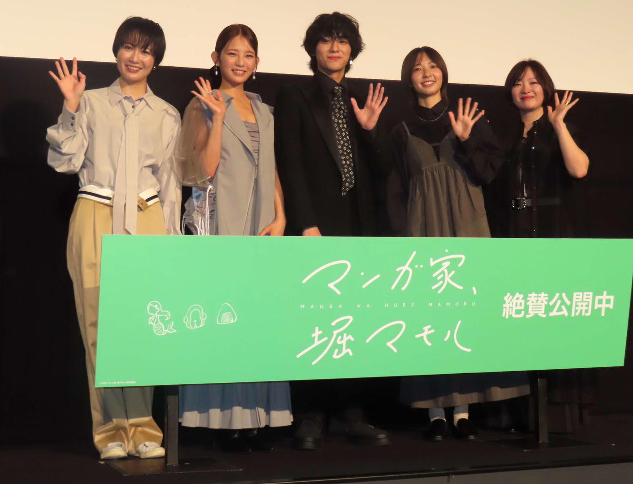 映画「マンガ家、堀マモル」初日舞台あいさつに登壇した、左からseta、桃果、山下幸輝、武桜子監督、野田麗未監督