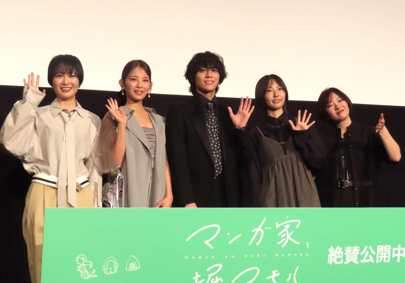 映画「マンガ家、堀マモル」初日舞台あいさつに登壇した、左からseta、桃果、山下幸輝、武桜子監督、野田麗未監督