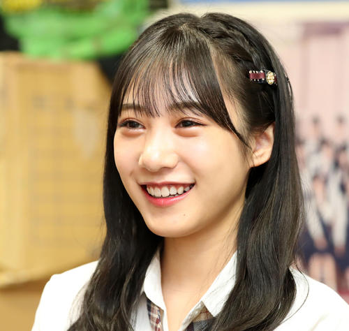 横野すみれ、美谷間披露の水色キャミ姿でそうめんすする姿に「涼しげで良い」「なんちゅう格好」