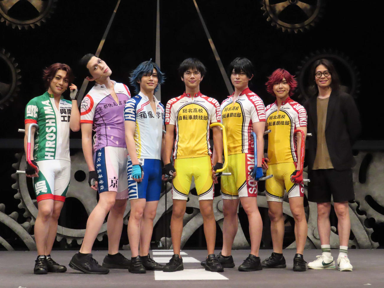 舞台「弱虫ペダル」のオフィシャル会見に出席した、左から元木聖也、新井将、中島拓人、島村龍之介、砂川脩弥、北乃颯希、鯨井康介（撮影・野見山拓樹）