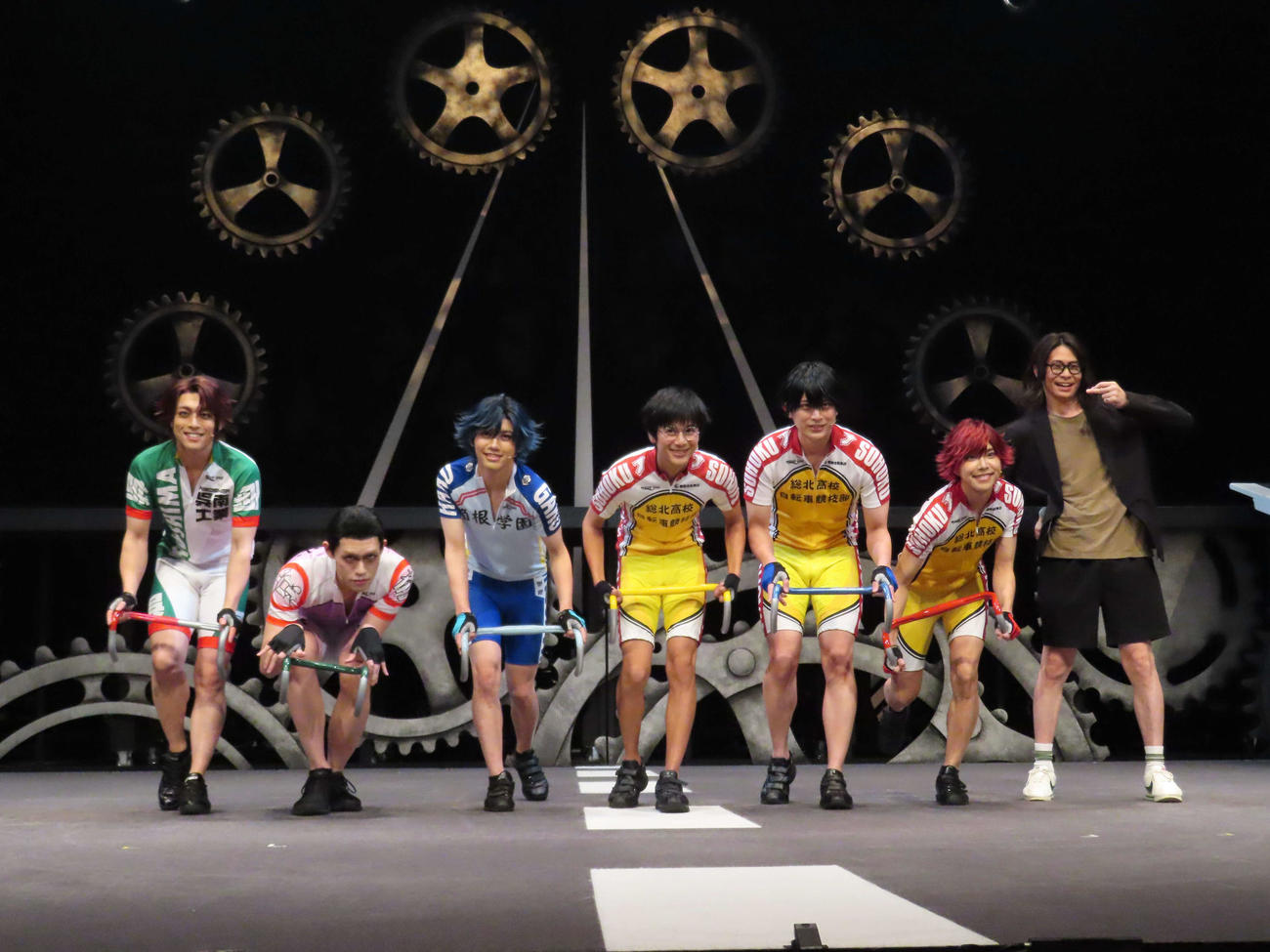 舞台「弱虫ペダル」のオフィシャル会見に出席した、左から元木聖也、新井将、中島拓人、島村龍之介、砂川脩弥、北乃颯希、鯨井康介（撮影・野見山拓樹）