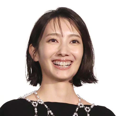 モンハン好きの人気女優「純白天使」コーデで大阪・関西万博のカプコンブース体験