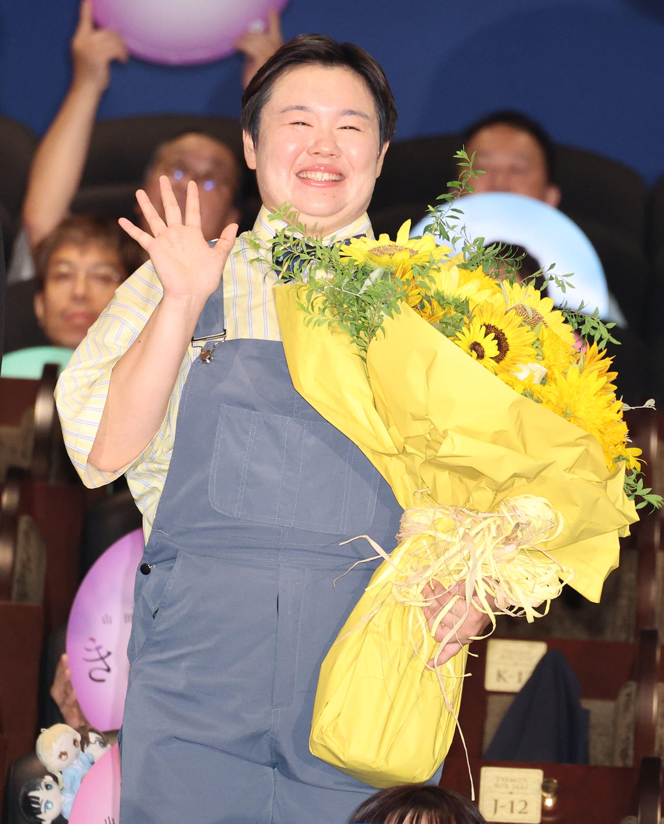 誕生日の花束をプレゼントされ、手を振る感激するやす子（撮影・中島郁夫）