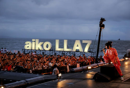 aikoが茅ケ崎で野外フリーライブ開催「うれしすぎる」雨天で打ち上げ花火中止も「花火」披露