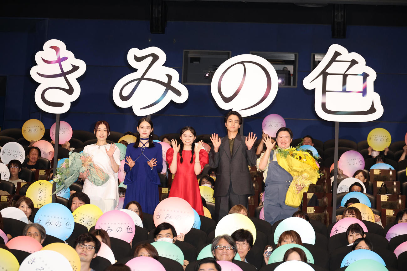 映画「きみの色」初日舞台あいさつを行った、左から山田尚子監督、高石あかり、鈴川紗由、木戸大聖、やす子（撮影・中島郁夫）