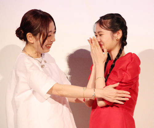 鈴川紗由　映画「きみの色」初日舞台あいさつで号泣「見つけてくれありがとうございました」