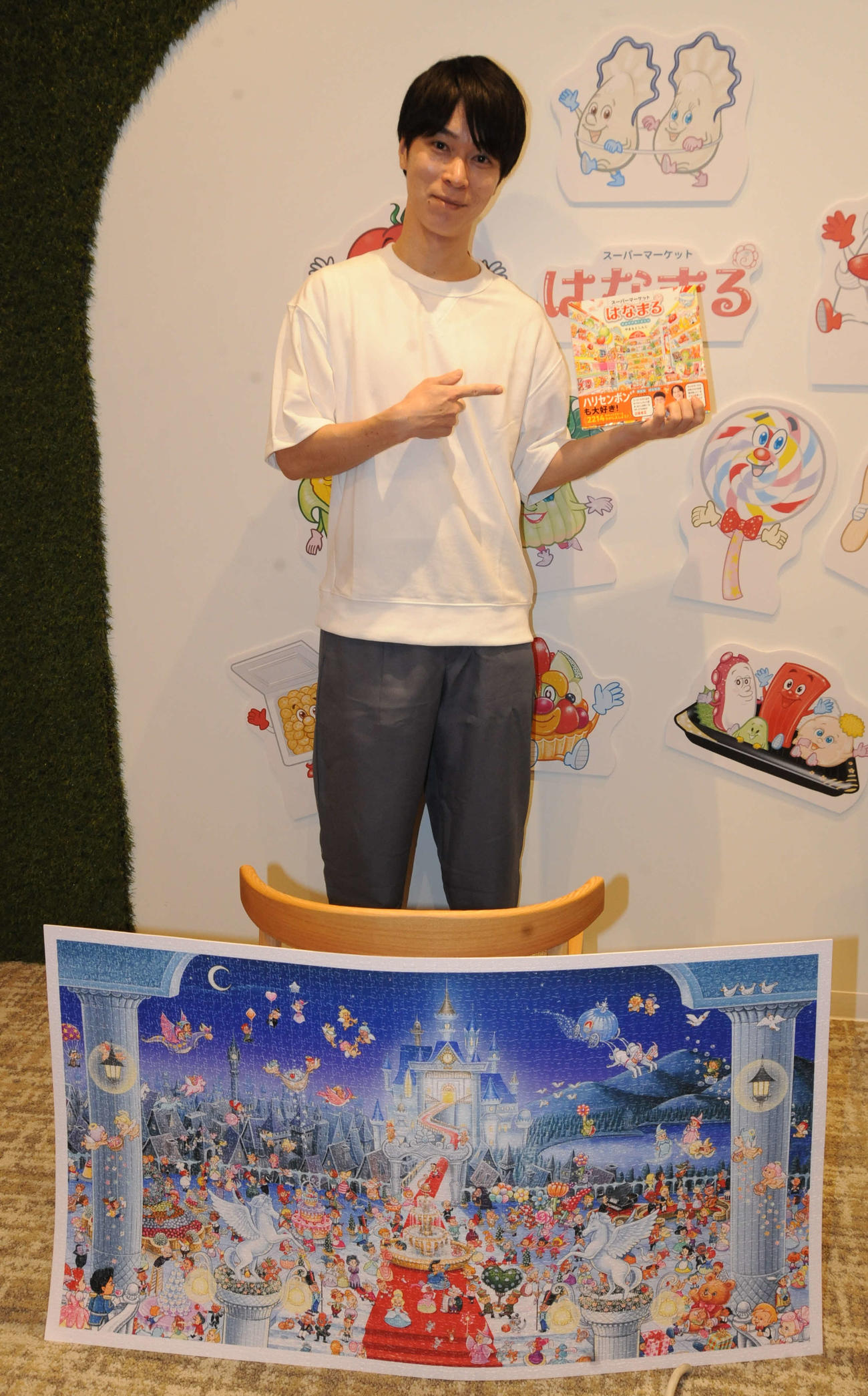 新作絵本「スーパーマーケットはなまる　おみせがあくまえに」を発売する、やまもとしんじ氏。足元には中国でヒットしたジグソーパズルも並ぶ（撮影・松尾幸之介）