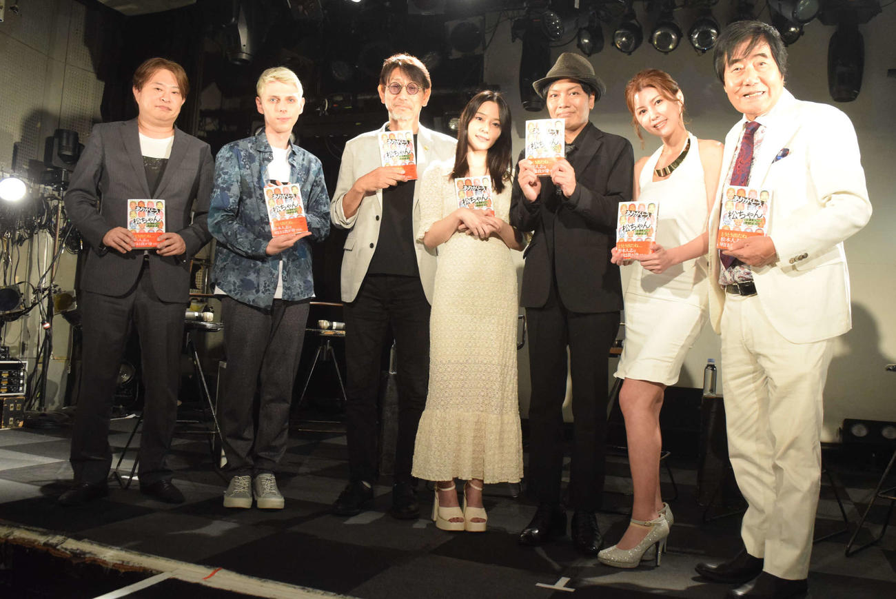 村西とおる監督のトークライブに出演した（左から）岡田元・男塾ホテルグループ社長、小原ブラス、徳永信一弁護士、吉高寧々、コヤチ氏、美乃すずめ、村西とおる監督（撮影・阪口孝志）