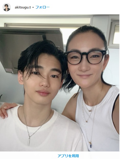 冨永愛の長男・章胤「きれいな肌に生んでくれた遺伝子は…」Beautyアワード受賞で母に感謝 - 芸能写真ニュース : 日刊スポーツ