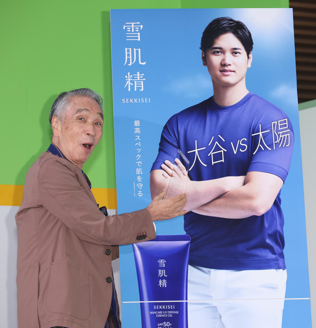 第4回Men’s Beautyアワード、特別賞を受賞したドジャース大谷のパネルにトロフィーを渡すポーズをするBeautyライフスタイル部門を受賞した堺正章（撮影・中島郁夫）
