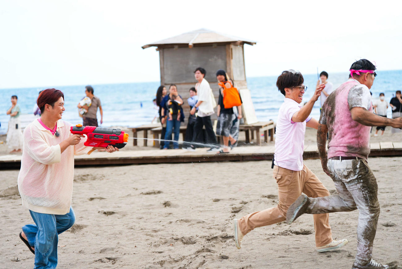 「春日ロケーション」シーズン3に出演する、左から千葉雄大、どきどきキャンプ佐藤満春、オードリー春日俊彰