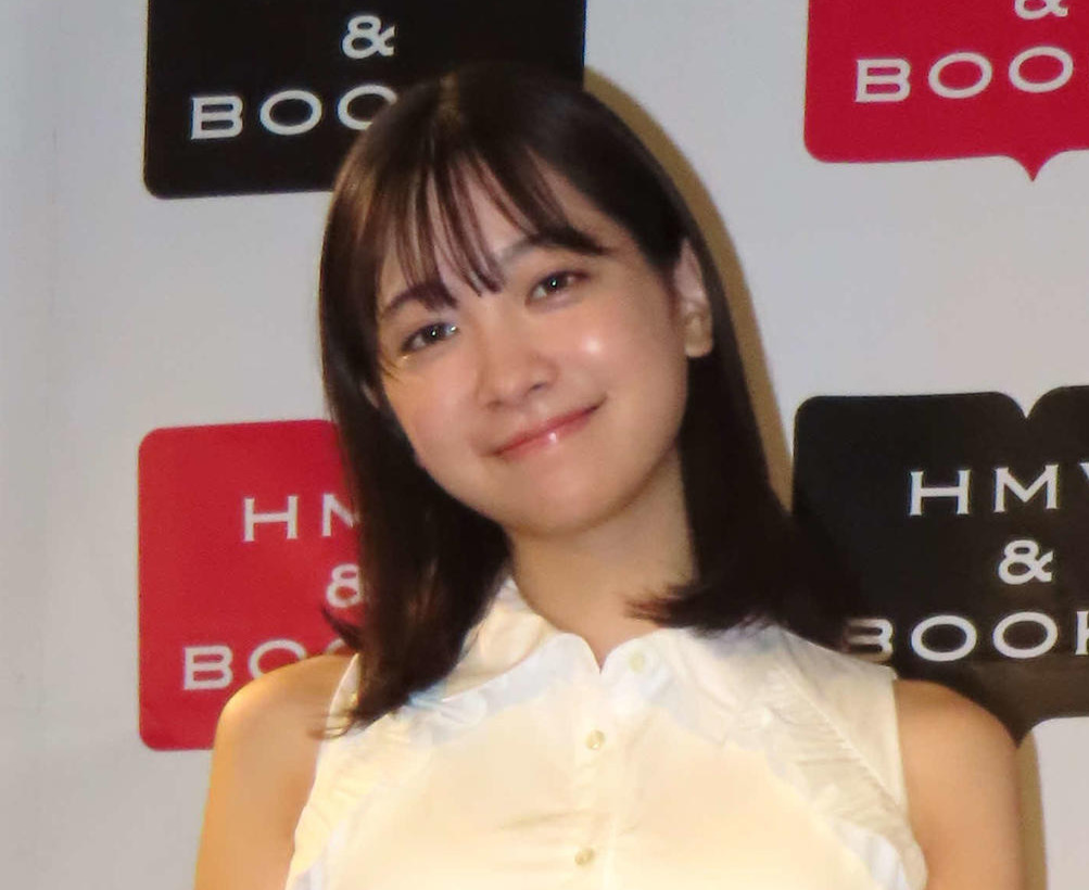 1st写真集「恋がはじまる」発売記念会見に登壇した今森茉耶