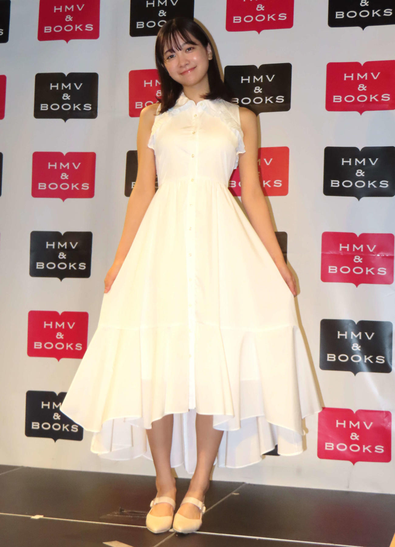 1st写真集「恋がはじまる」発売記念会見に登壇した今森茉耶