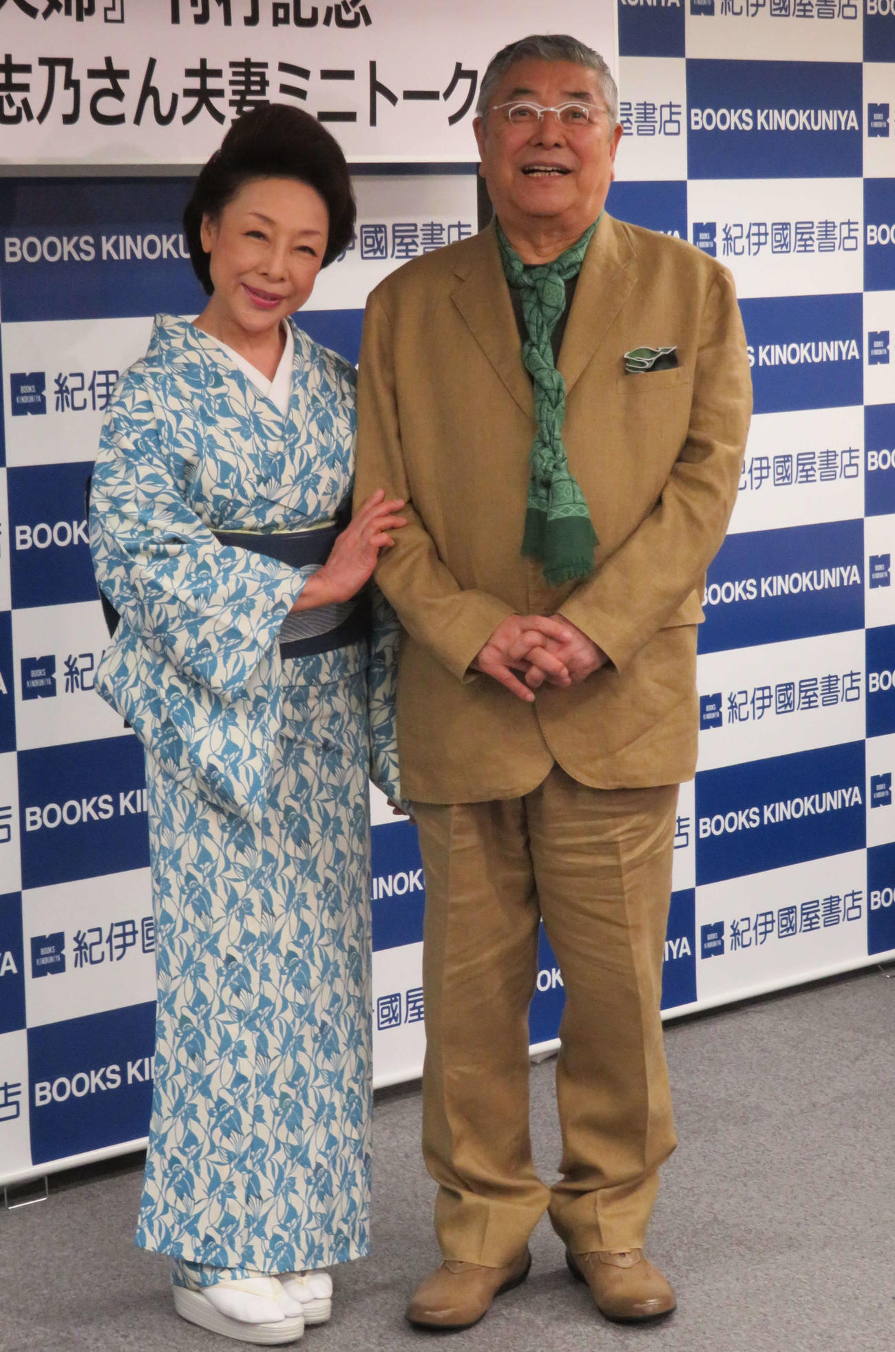 18年5月、共著「終活夫婦」出版記念イベントに出席した中尾彬さん（右）池波志乃夫妻