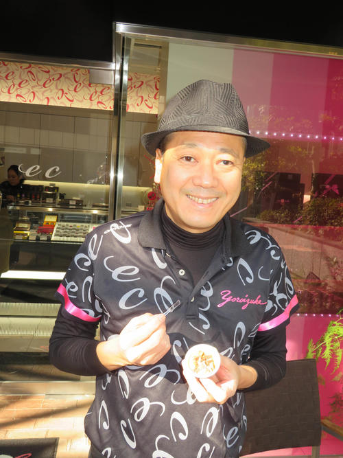 鎧塚俊彦氏、うちわ片手にノリノリ盆踊り「マイケルやジュリアナのバブル時代のにおいが…」