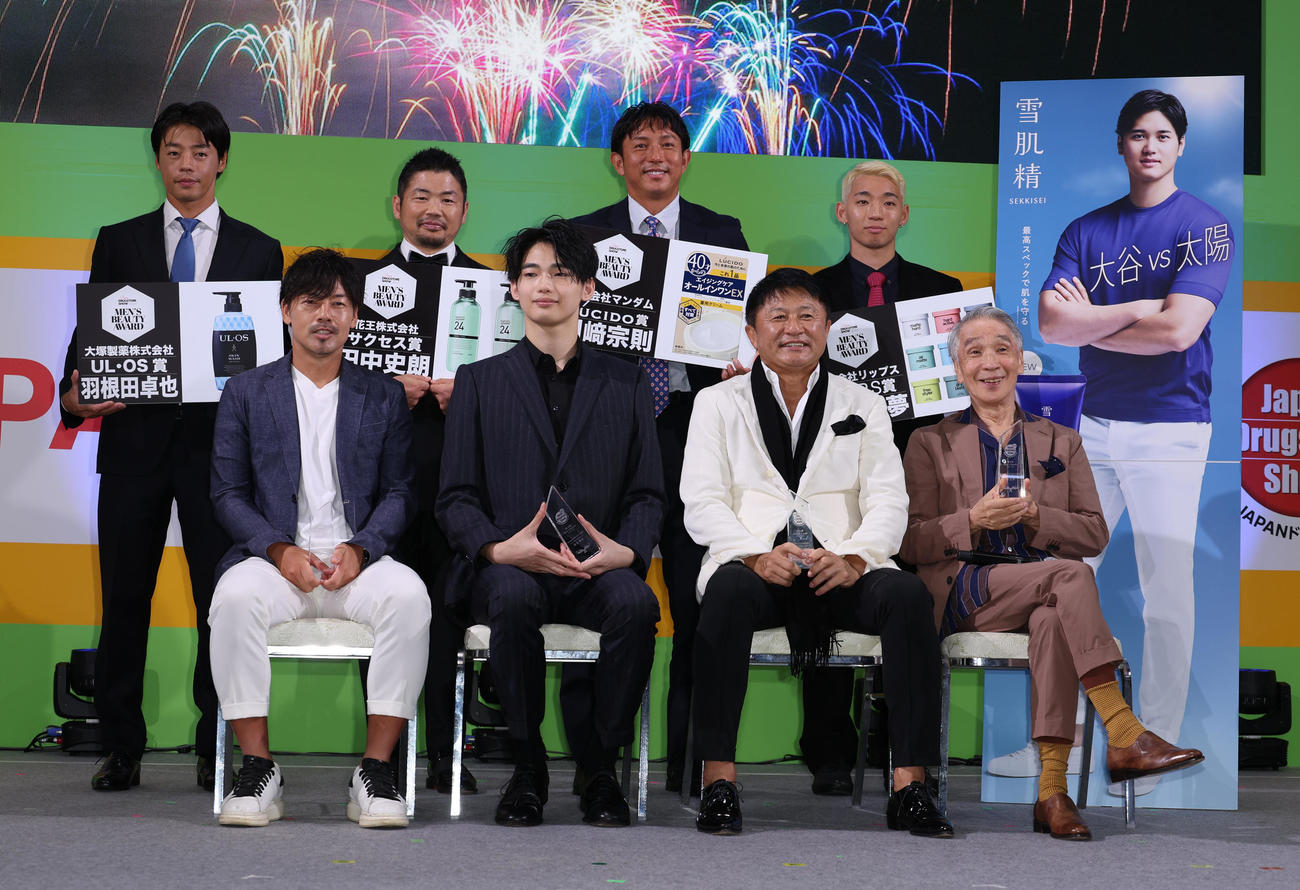 第4回Men’s Beautyアワード各賞受賞者。前列左から松井大輔氏、冨永章胤、武田修宏氏、堺正章、後列左から羽根田卓也、田中史朗氏、川崎宗則、中村輪夢。後列右端は大谷翔平のパネル（撮影・中島郁夫）