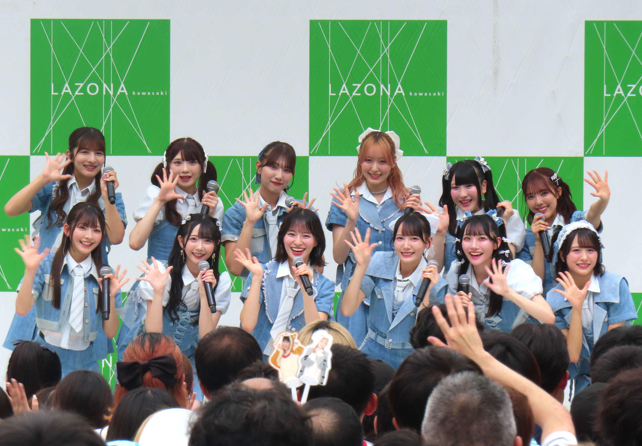 9枚目シングル「夏が来たから」リリースイベントを開催した≠ME。前列左から永田詩央里、谷崎早耶、冨田菜々風、鈴木瞳美、本田珠由記、尾木波菜。後列左から河口夏音、菅波美玲、蟹沢萌子、川中子奈月心、櫻井もも、落合希来里