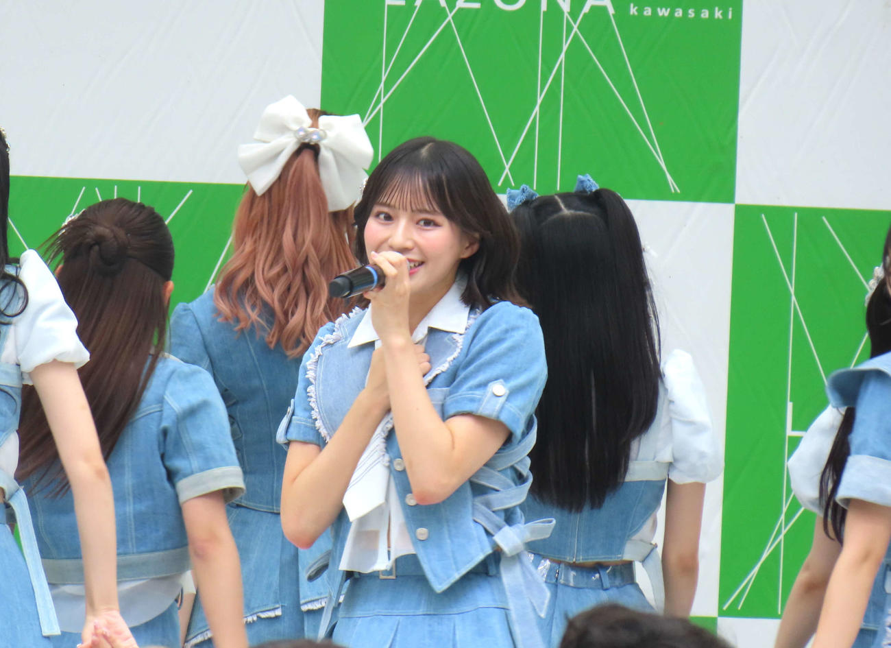 9枚目シングル「夏が来たから」リリースイベントでパフォーマンスする≠ME冨田菜々風