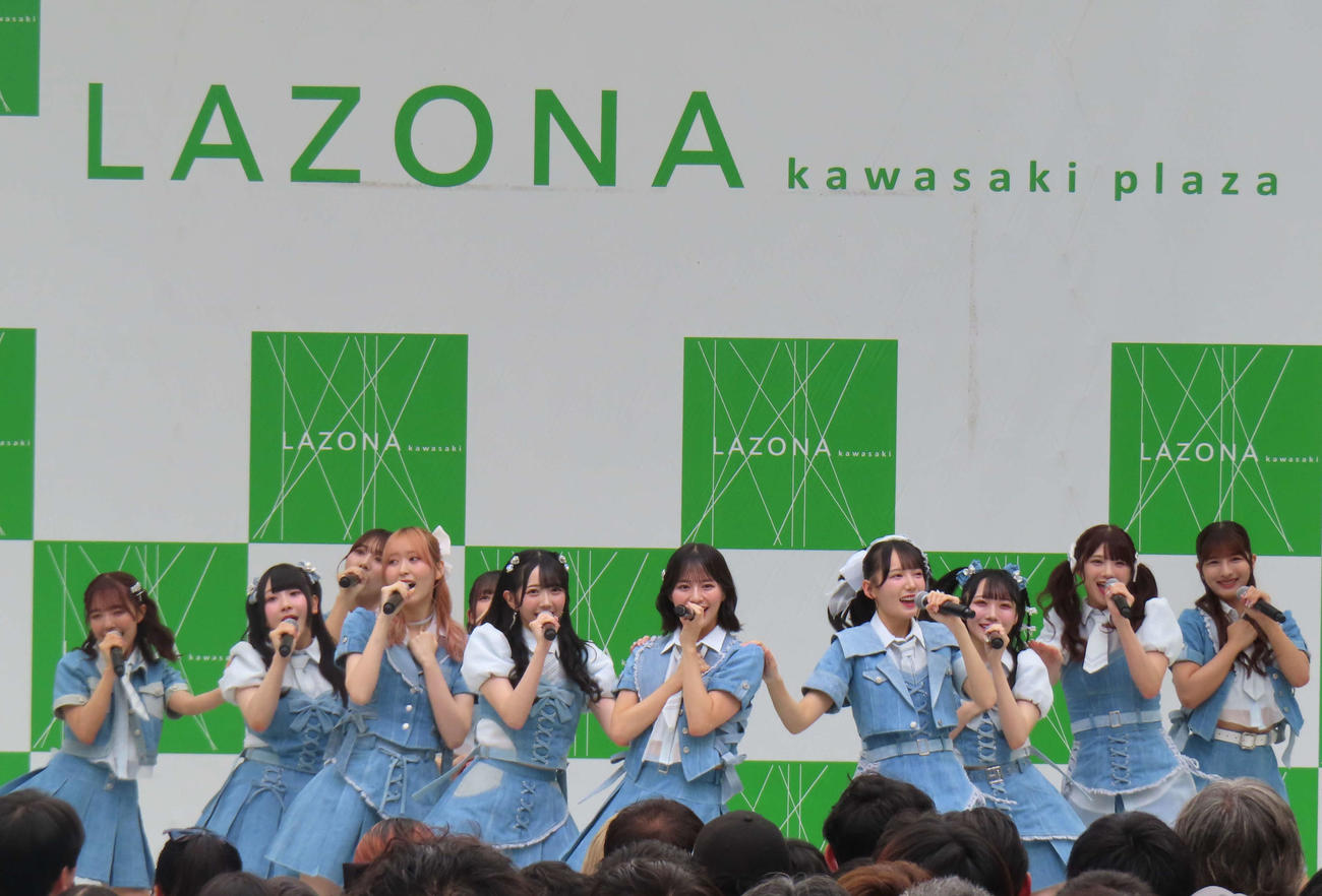 9枚目シングル「夏が来たから」リリースイベントでパフォーマンスする≠ME