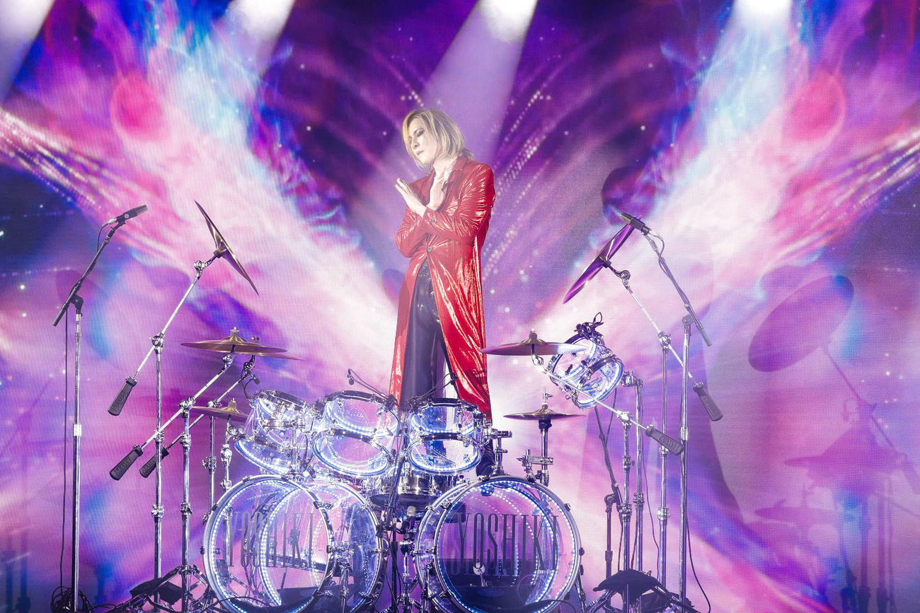ディナーショー「EVENING／BREAKFAST with YOSHIKI 2024 in TOKYO」でドラムパフォーマンスするYOSHIKI