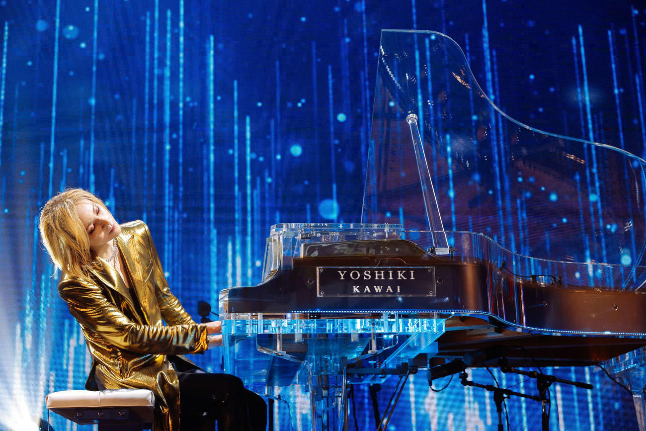 ディナーショー「EVENING／BREAKFAST with YOSHIKI 2024 in TOKYO」でピアノを演奏するYOSHIKI