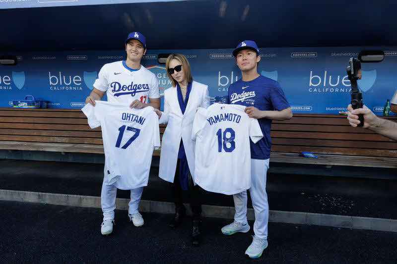 4月、ドジャースタジアムで大谷翔平、山本由伸と対面したYOSHIKI