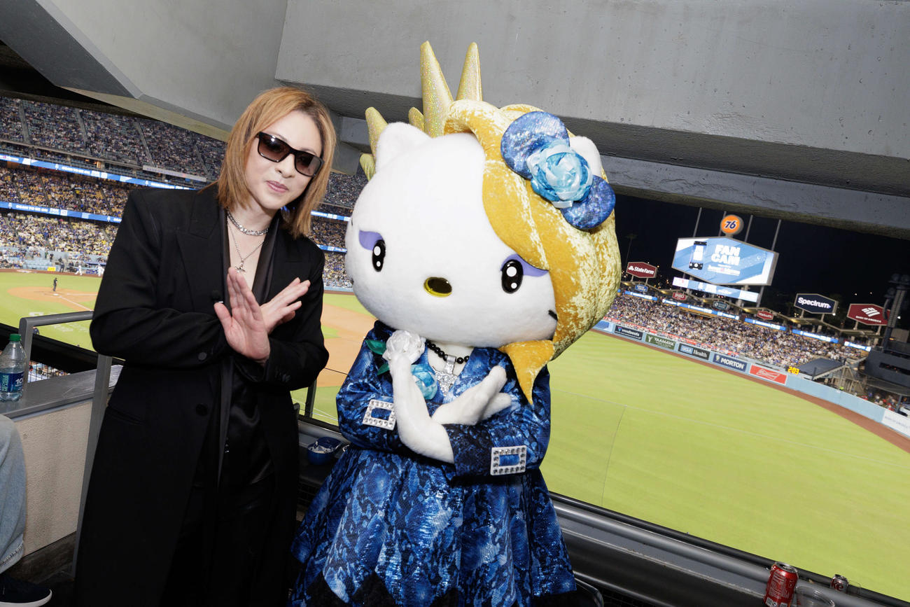 4月、ドジャースタジアムでのYOSHIKIとyoshikitty