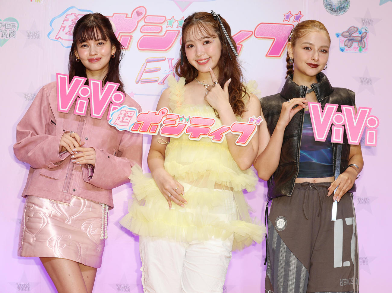 ViVi超ポジティブEXPO2024で記念撮影する、左から村上愛花、藤田ニコル、嵐莉菜（撮影・中島郁夫）