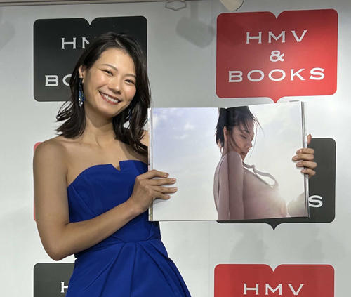 バニーガール動画で話題の人気TikTokerときちゃん、初写真集発売「見えそうで見えない」