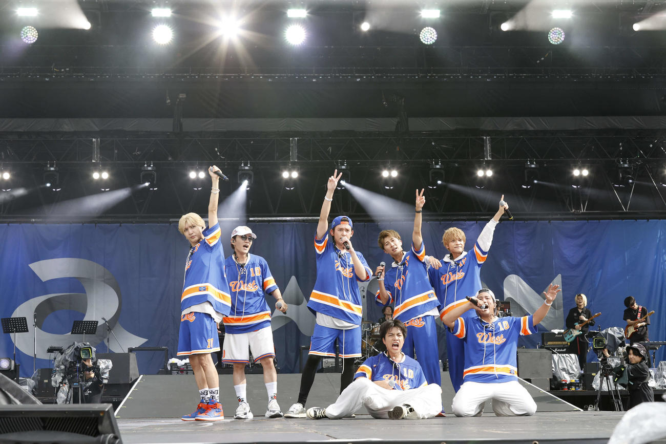 「a－nation」でパフォーマンスするWEST．。左から藤井流星、神山智洋、小瀧望、重岡大毅、濱田崇裕、中間淳太、桐山照史