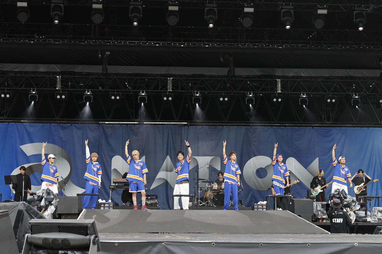 「a－nation」でパフォーマンスするWEST．。左から神山智洋、中間淳太、藤井流星、重岡大毅、濱田崇裕、小瀧望、桐山照史