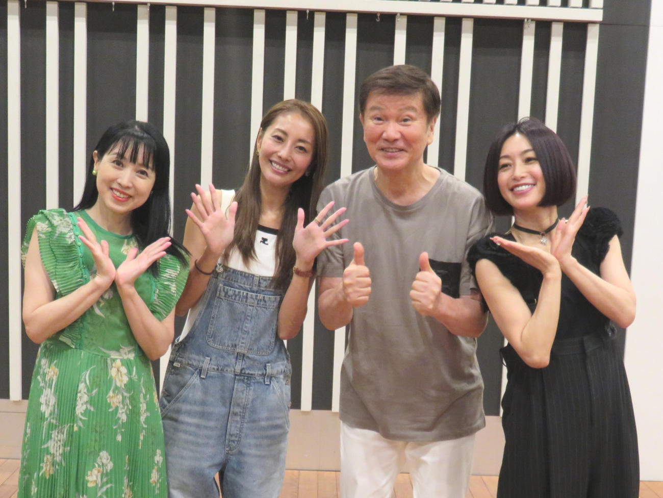 ベリーベリープロダクションに移籍して新しいスタートを切った熊切あさ美（左から2人目）。左から西村知美、1人おいて森田健作、酒井法子