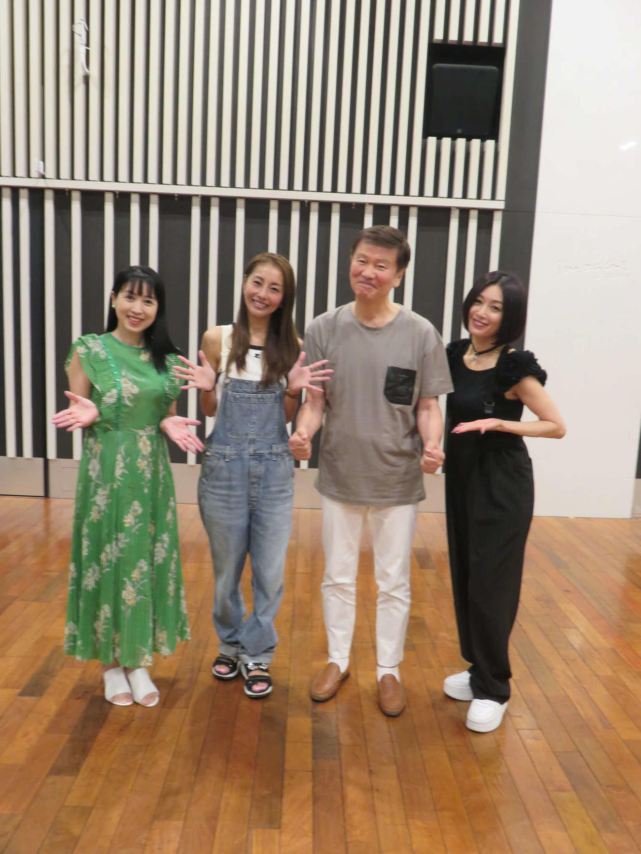 ベリーベリープロダクションに移籍して新しいスタートを切った熊切あさ美（左から2人目）。左から西村知美、1人おいて森田健作、酒井法子