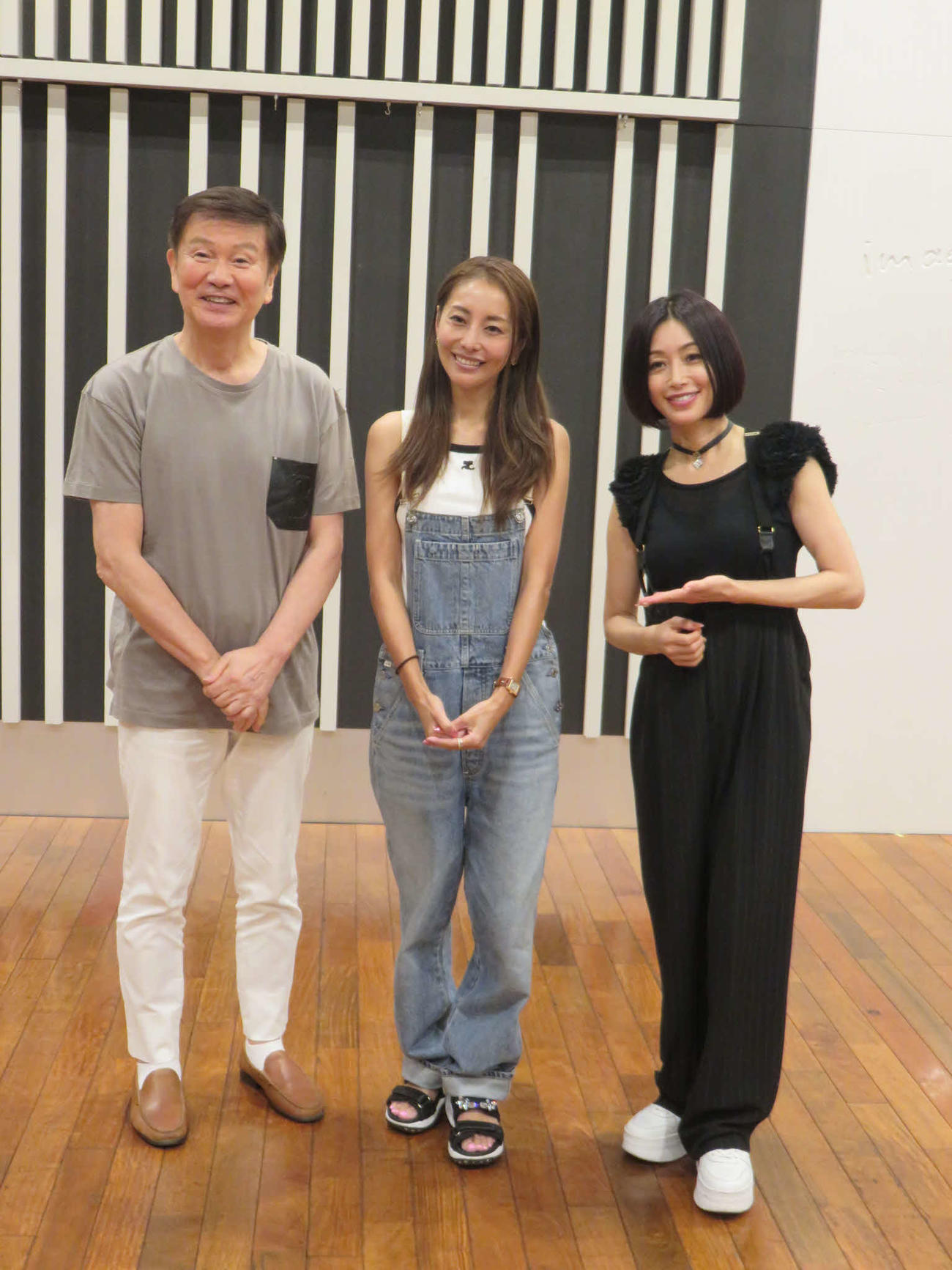 FM NACK5「青春もぎたて朝一番！」の収録で森田健作（左）と酒井法子（右）に激励される熊切あさ美