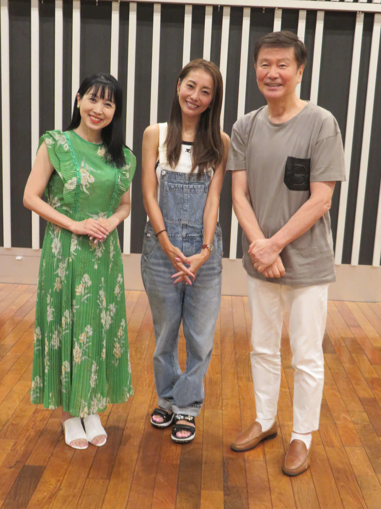 ニッポン放送「青春の勲章はくじけない心」の収録で西村知美（左）と森田健作（右）に囲まれる熊切あさ美